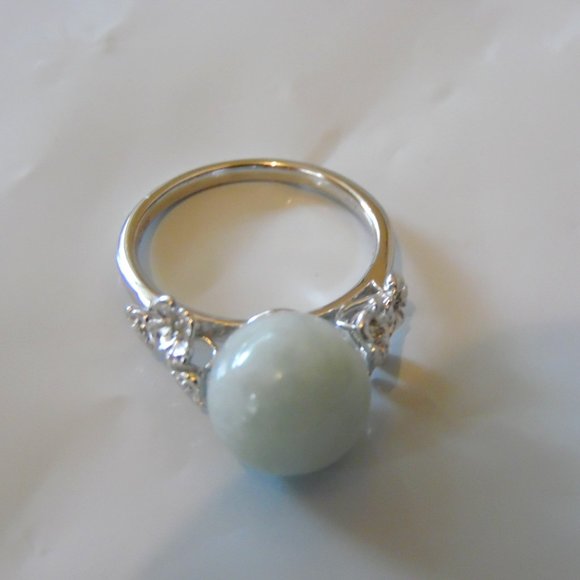 Jade of Yesteryear Light Green Jade Gemstone Ball Floral Ring Size 9 - Picture 1 of 4